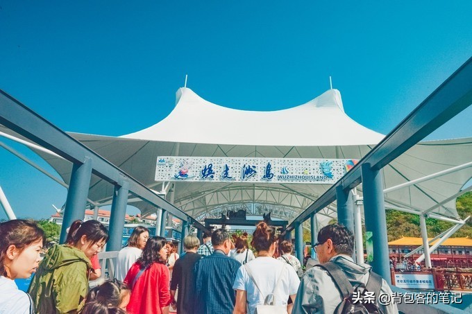 进出景区排队3个小时,岛上物价高上天,这的游客还是多的挤破头