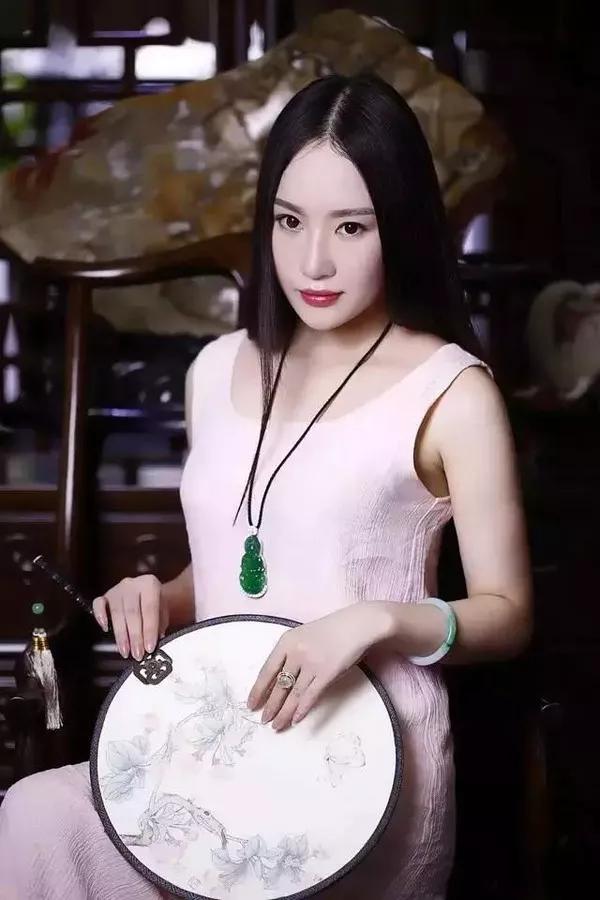 腕间风情翡翠手镯,腕上的玉镯