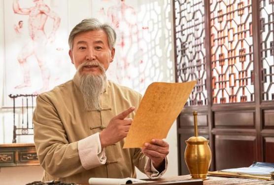 医生看舌头时怎么伸舌头,为什么医生总是伸舌头