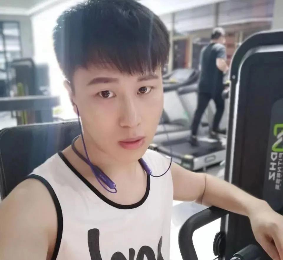 85后农村小伙辍学打工后又考上大学,他的化妆品男士专供