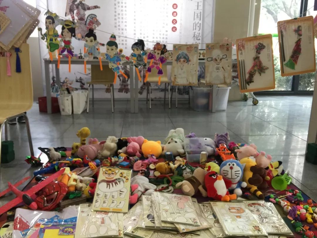 今天，华林小学的孩子们比看到雪还兴奋，原因是？