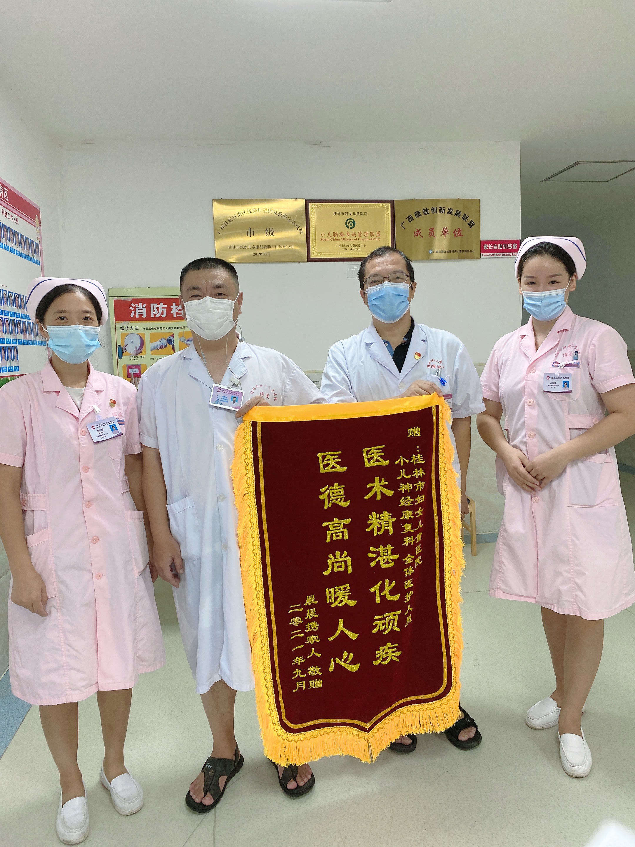 尽心尽力为患儿消解苦痛，他给这些家庭带来希望