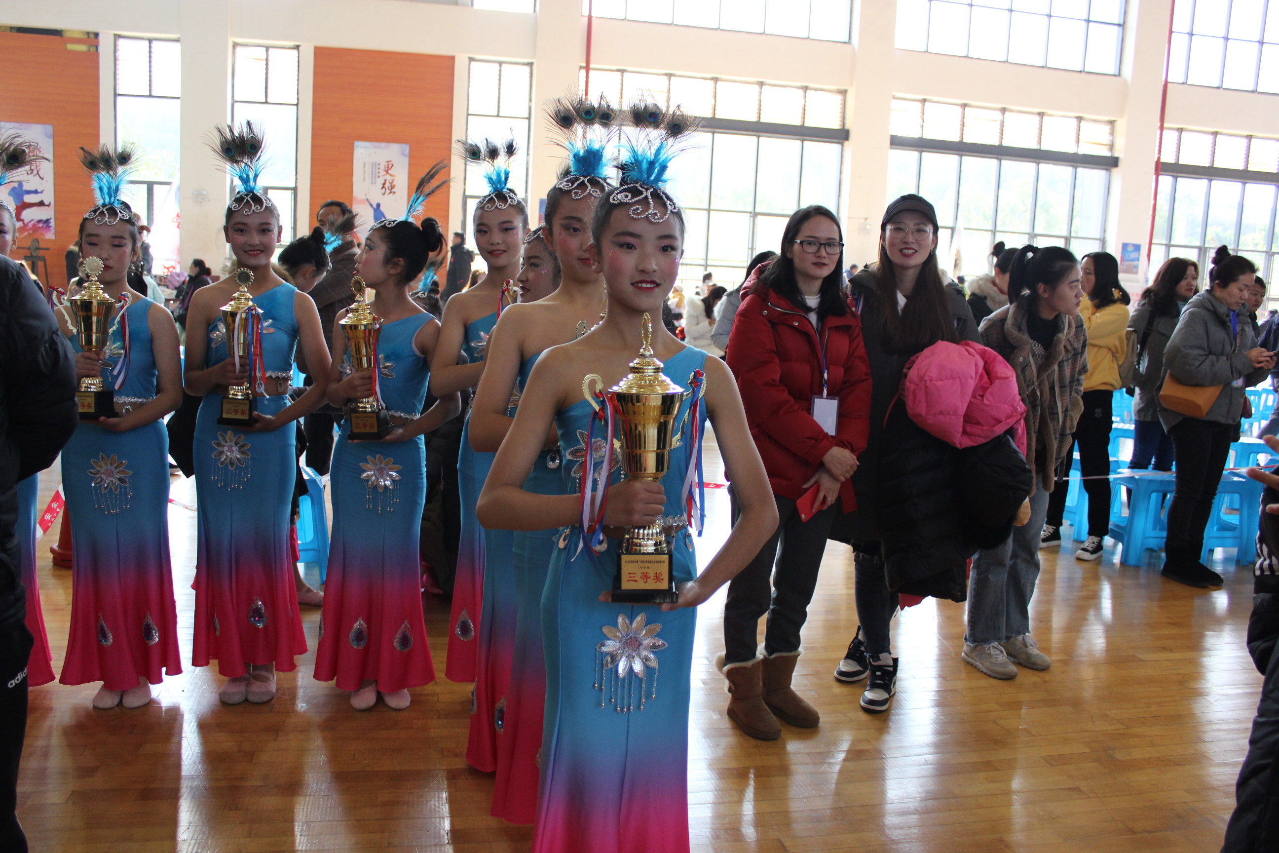 花球啦啦操校园运动会,校园足球啦啦操第二套队形展示