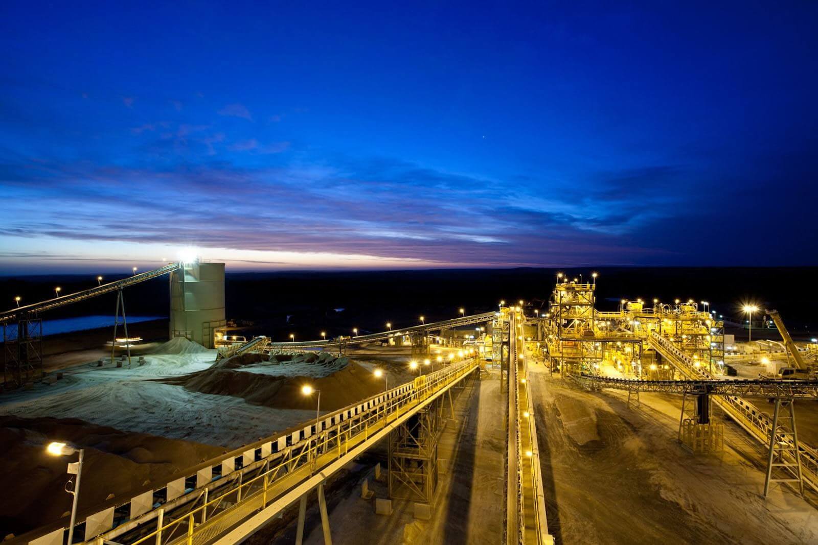 a股新能源汽车龙头是哪个,新能源锂电池龙头股票排名榜