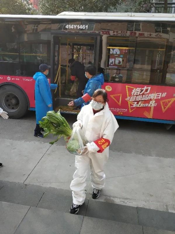 下沉公务员：我在老社区分发10元爱心菜