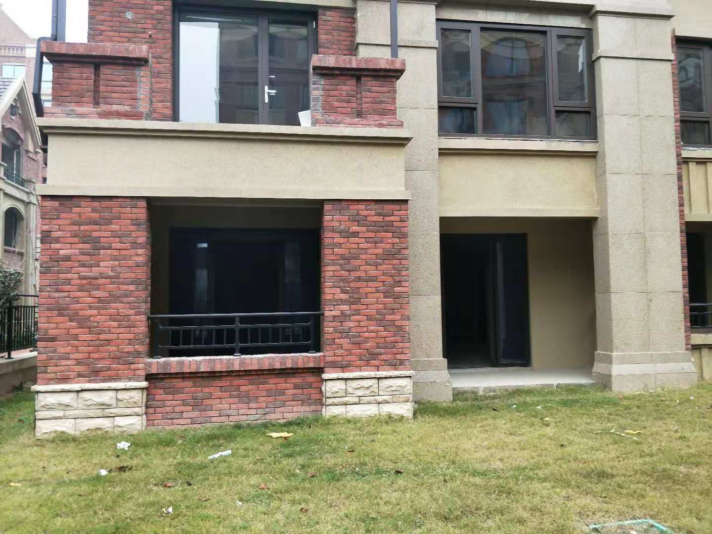 11层顶楼带阁楼露台,顶层带阁楼露台和底层带院子