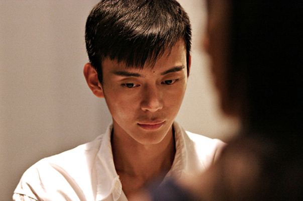 从“美少年”到“蜡像人”，他经历了什么，那场意外该怪谁呢？