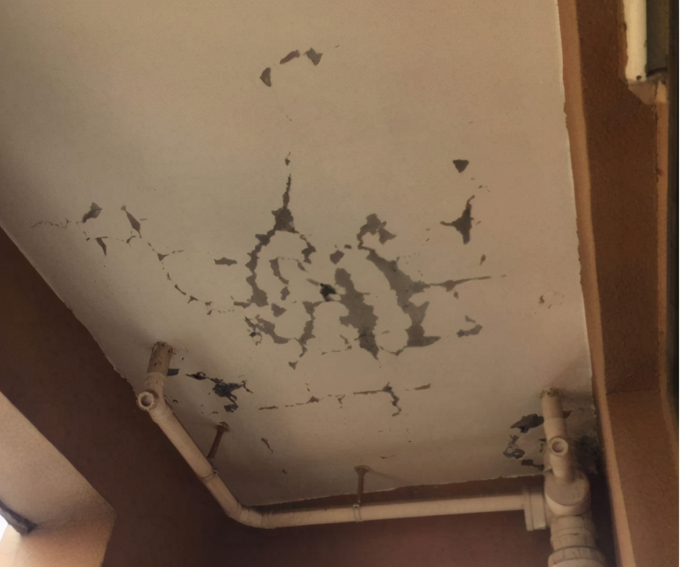 天花板掉皮怎么修补,天花板掉皮翻新教程