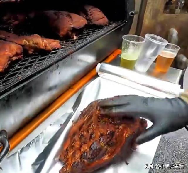 意大利的肉食广场，烤肉堆成了小山包，只点一份都怕你吃不完