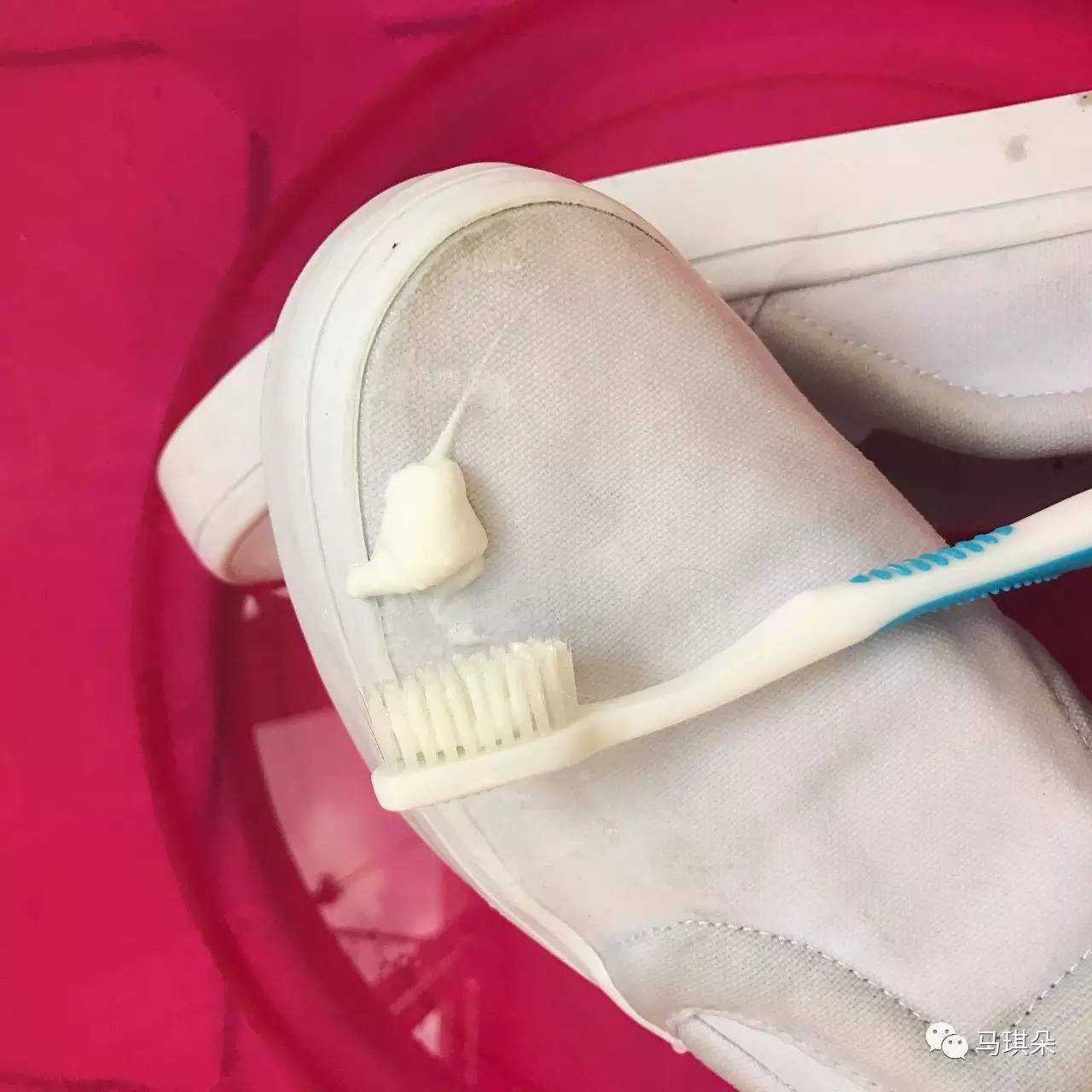 小白鞋怎么变干净的方法,什么方法能让小白鞋一秒变干净