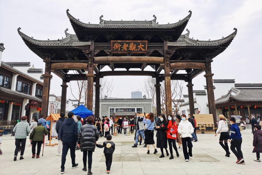 人潮涌动年味十足,人潮很汹涌