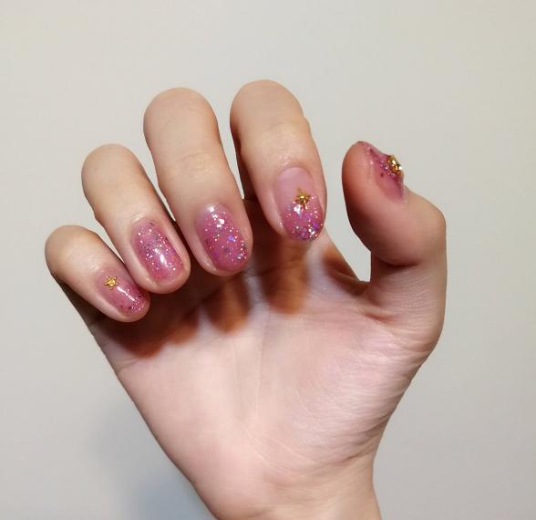 万能的亮片美甲不仅让你的指尖更出众,还会让你拥有好心情哦!