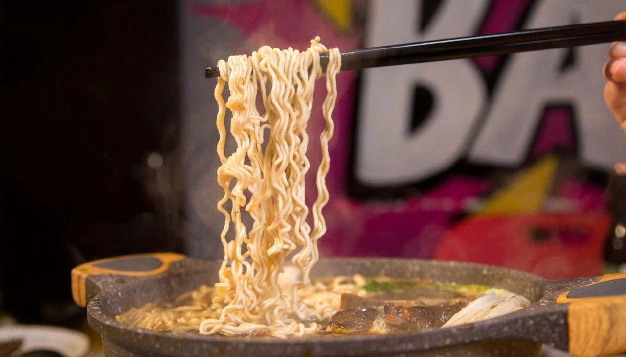 这家球迷必打卡胜地赢了！用牛蝎子锅+撸串，解锁夏日夜晚方式