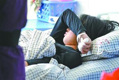 新婚夜老婆不让我碰，我把她踹倒在地，扭头看她一眼，我脸白了