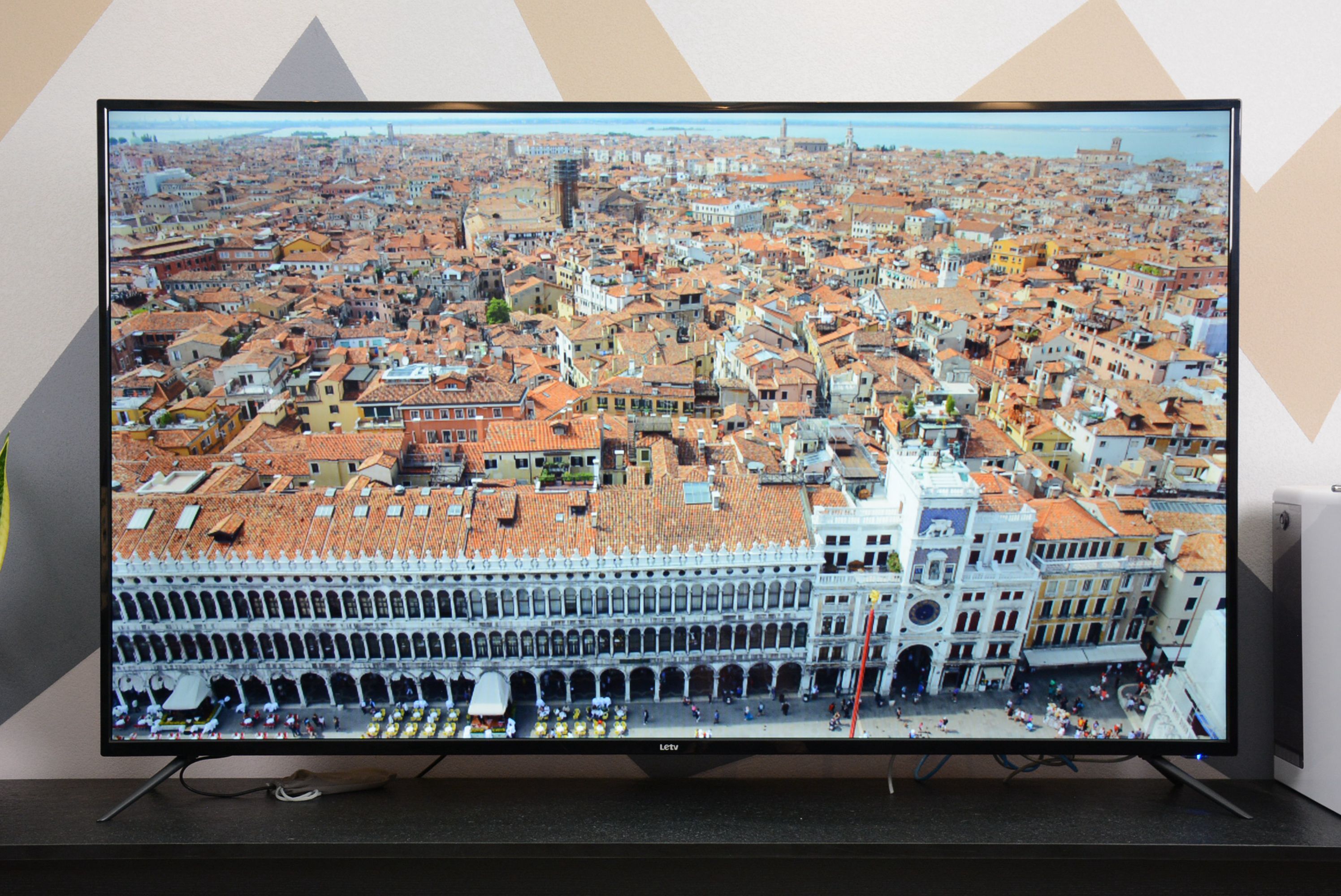 客厅C位的高性价比神器：乐融LetvY65电视评测