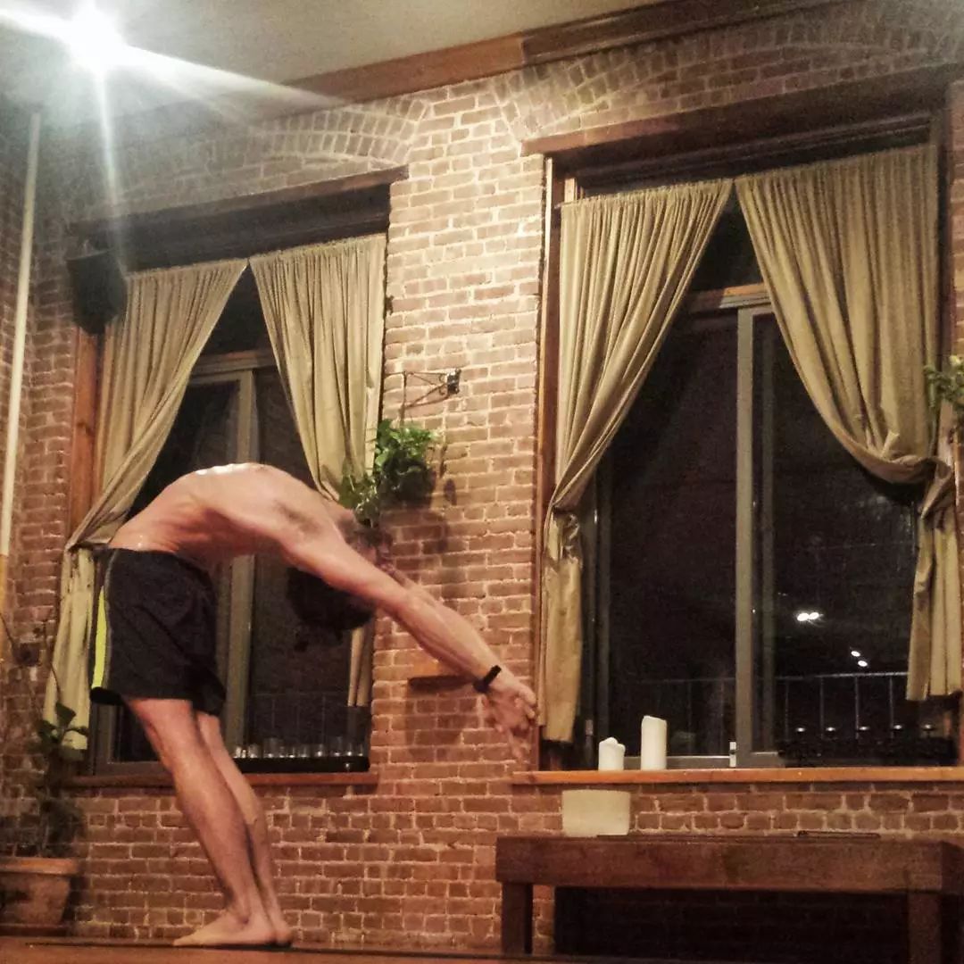 把厚外套穿了个遍，还是冻手冻脚，还差这些体式让身体“热”起来