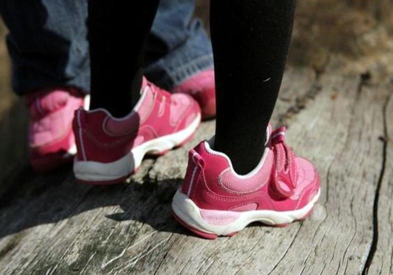 妈妈不给女儿买鞋子,宝宝新鞋子穿着顶脚怎么办