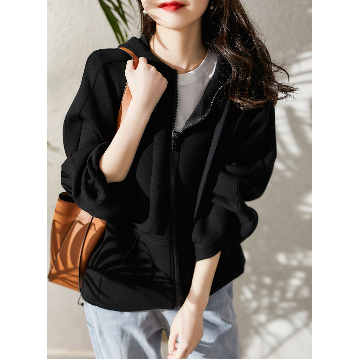 连帽卫衣宽松慵懒风高级感穿搭,卫衣搭配阔腿牛仔裤显瘦秋季穿搭