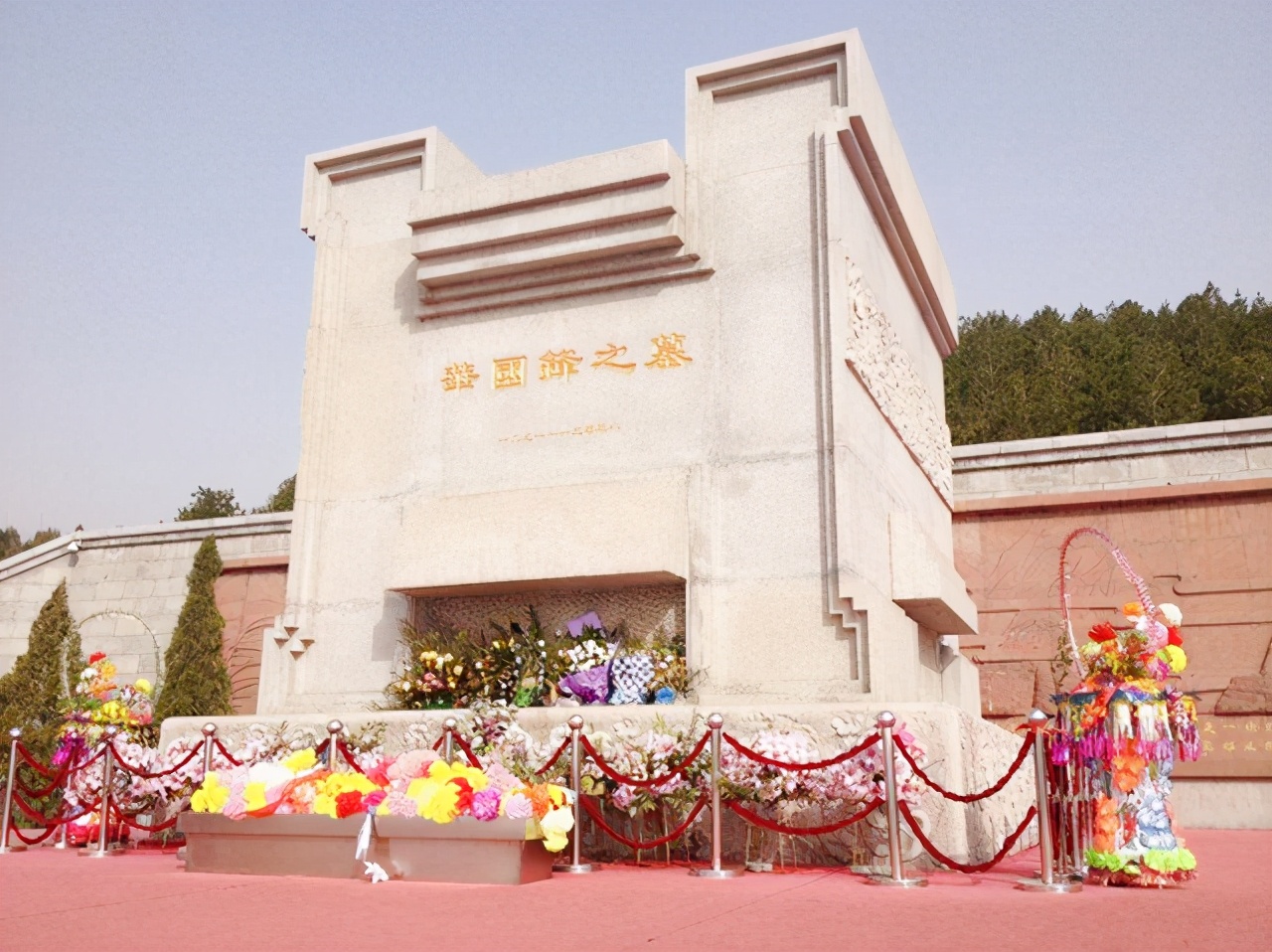 *国锋华**墓地：有很多老人鞠躬，回归卦山，不占民地