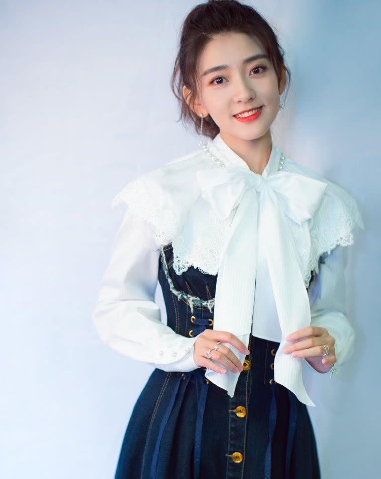 有一种蝴蝶结，叫梁洁的蝴蝶结，简单不失美感