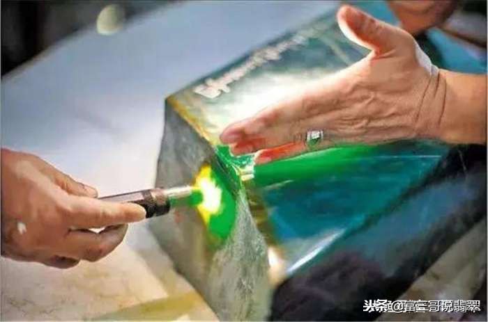 新手究竟该怎样正确入门翡翠行业,行家详解翡翠的哪些讲究