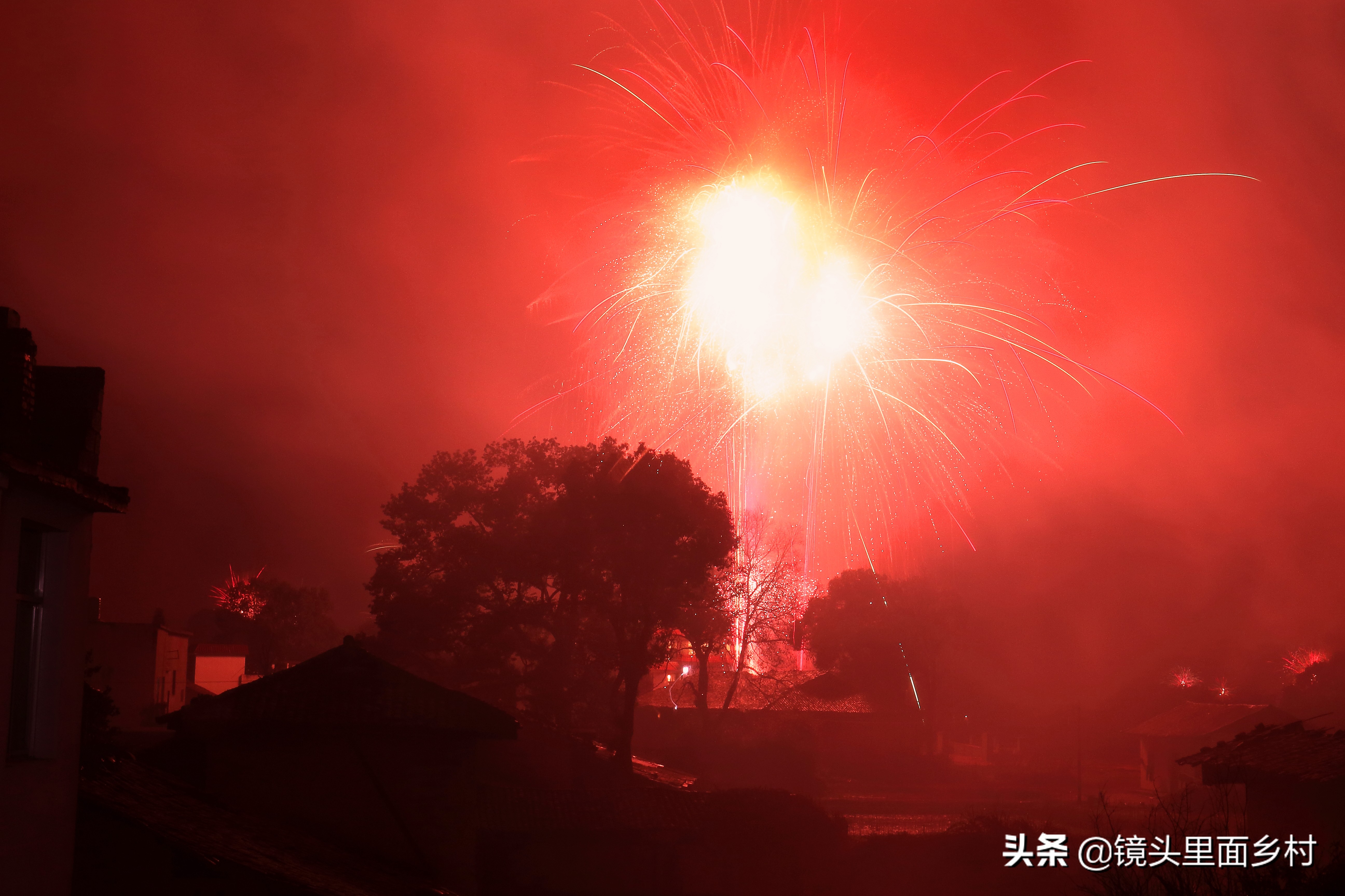 江西修水县何市镇奇异的风俗，元宵节要打大龄未婚男女屁股