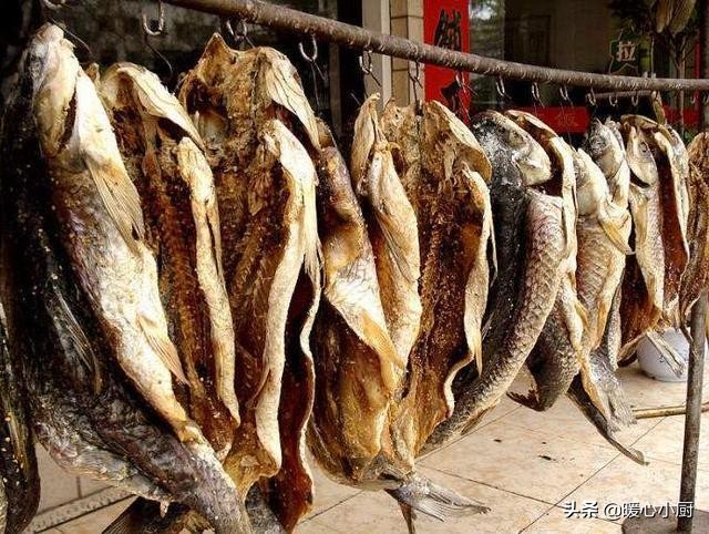 菜市场卖剩下的“死鱼”，都到哪儿去了？鱼贩们的方式，让人佩服