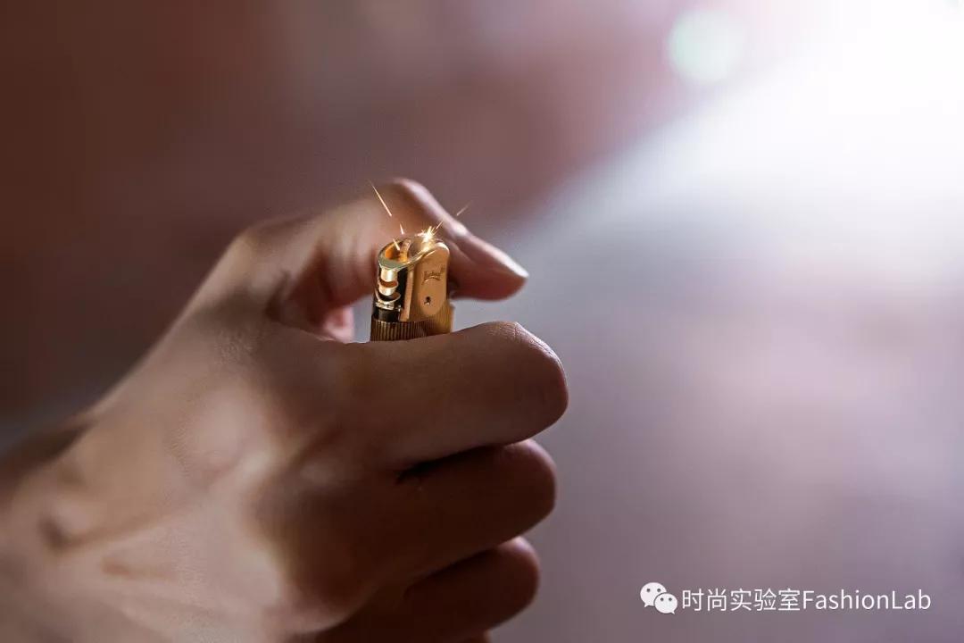 不管多有钱，最后也会顺走别人的打火机