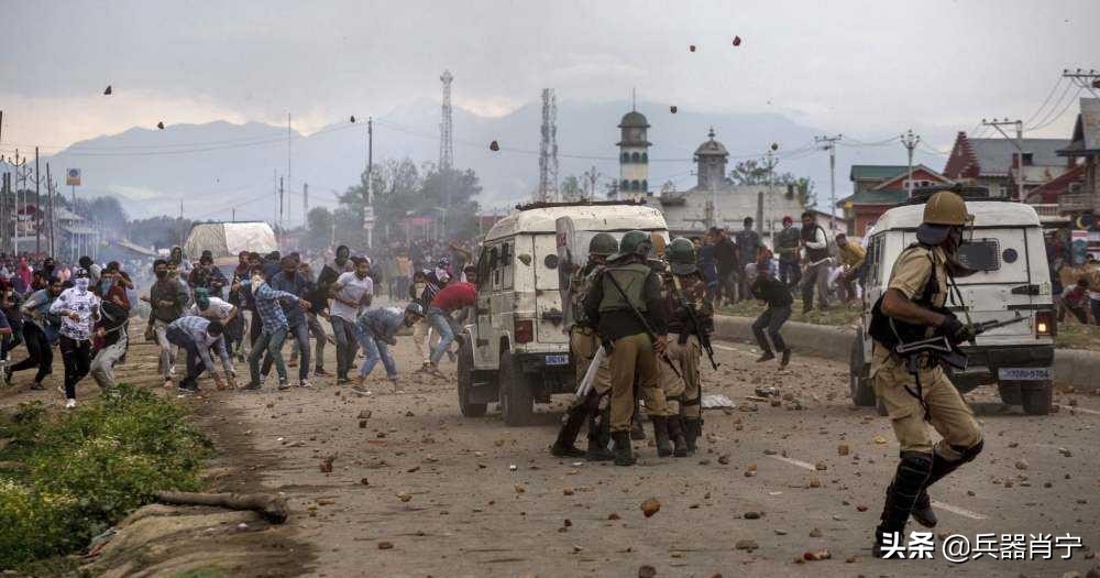 17年来最惨！印度在克什米尔遇伏背后，是英国人埋下的*药火**桶