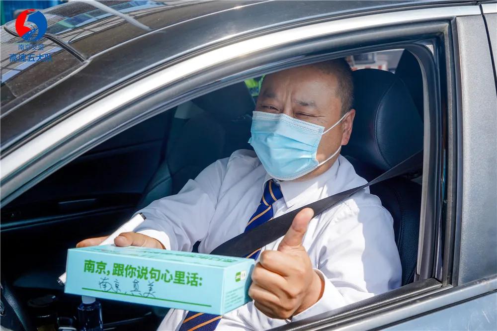 这个国庆节，上汽大众ID.家族用志愿红表达心中热爱