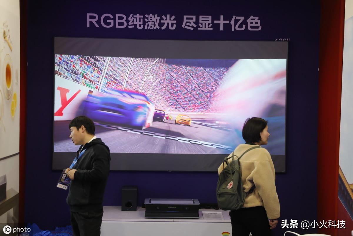 激光投影机灯泡投影机区别,激光投影和灯泡投影哪个好