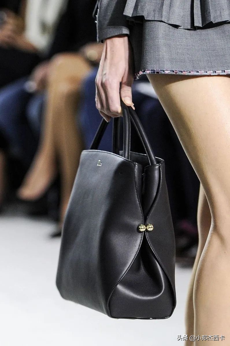 身价上亿的大律师，重复使用的通勤包原来只有这几个