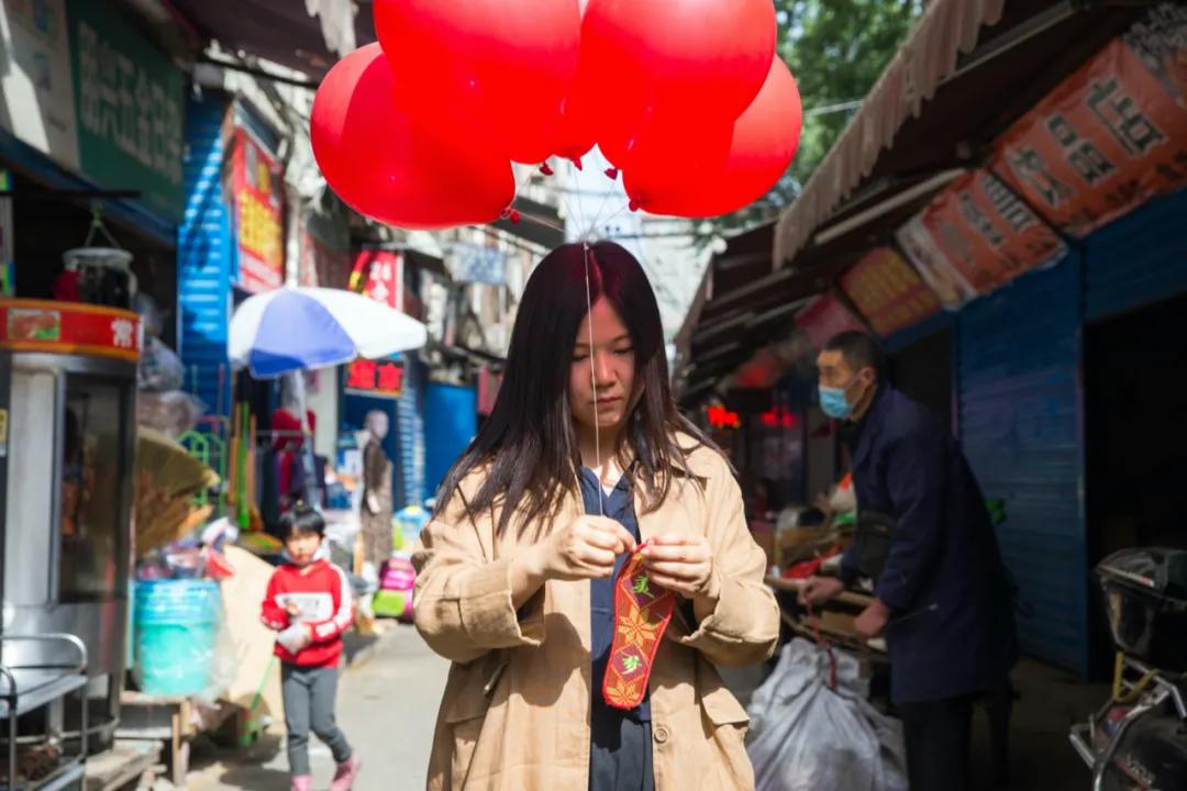 向对面出租屋射了一箭：80后妈妈王莹在城中村的实验艺术