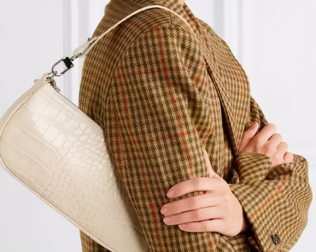 背包女双肩包时尚2022新款中年,中年男人背双肩包还是单肩包有范