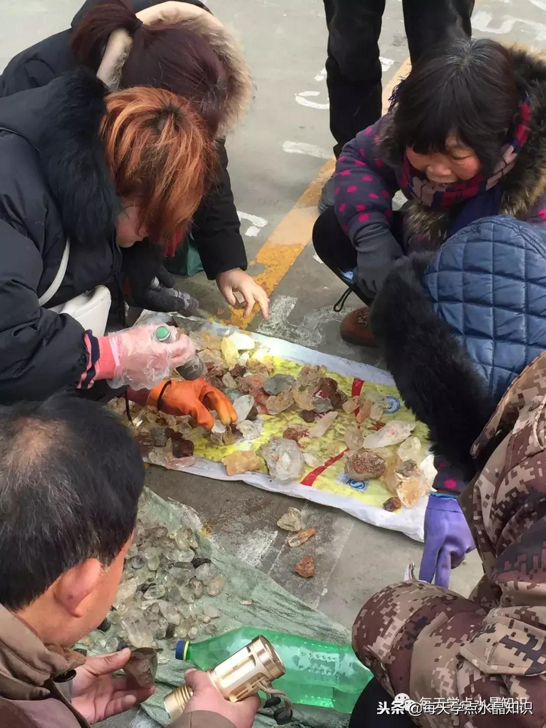 天蒙蒙亮赶个早市看一看天然水晶毛料市场