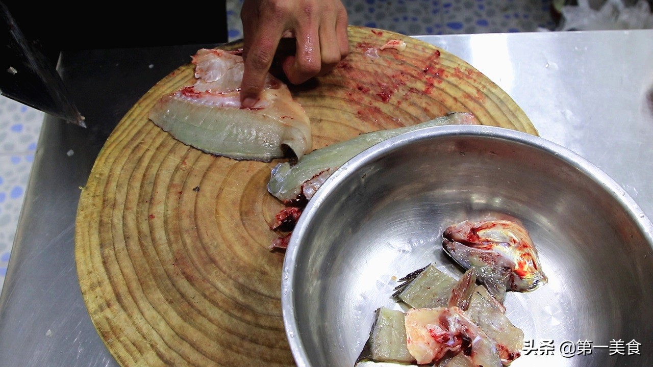 鲈鱼这个做法火了比清蒸的鲜香,鲈鱼不用清蒸这样做也很好吃