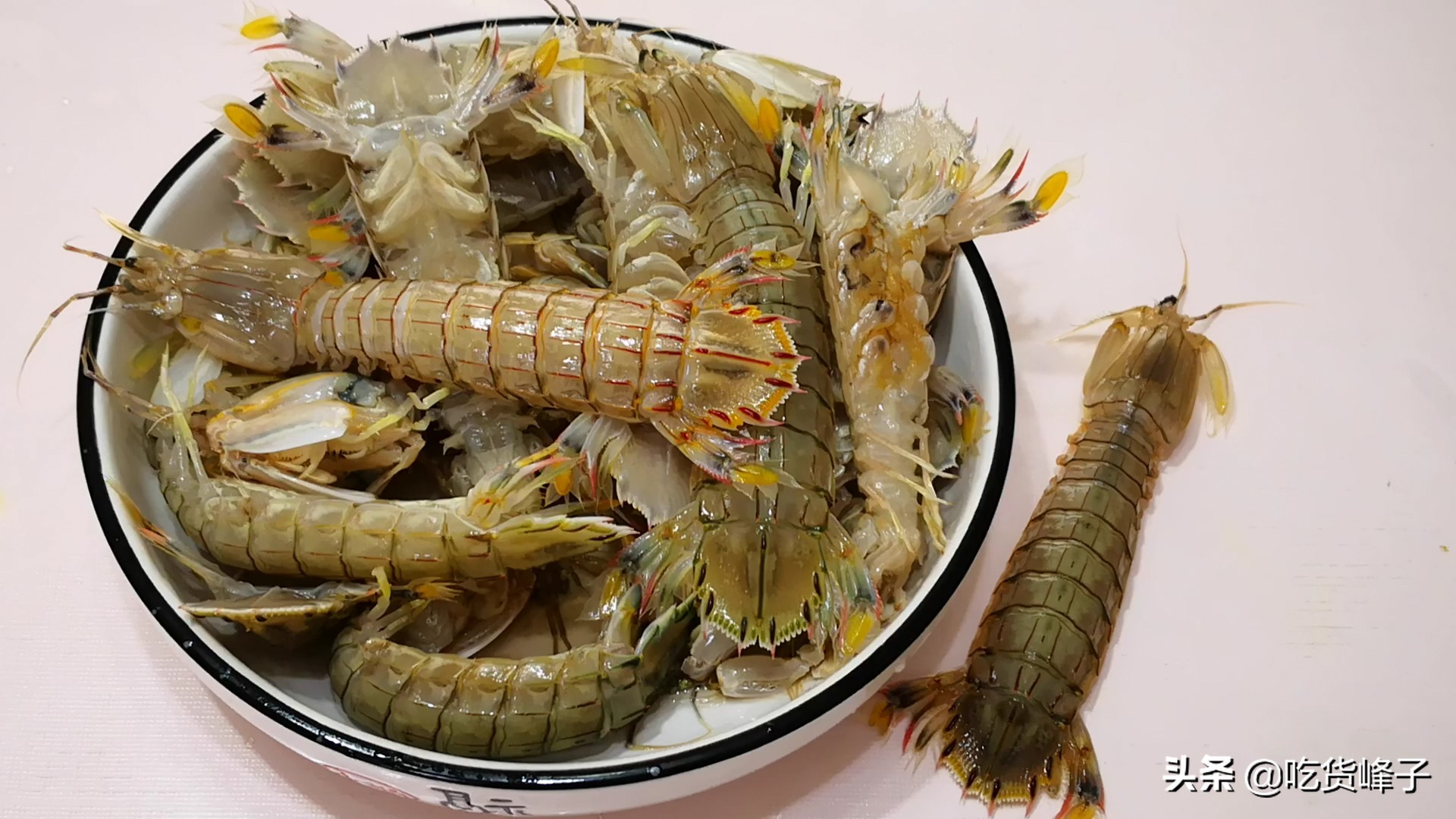 爱吃皮皮虾的要留意了，秋冬的皮皮虾能吃吗？教你一招，轻松扒虾