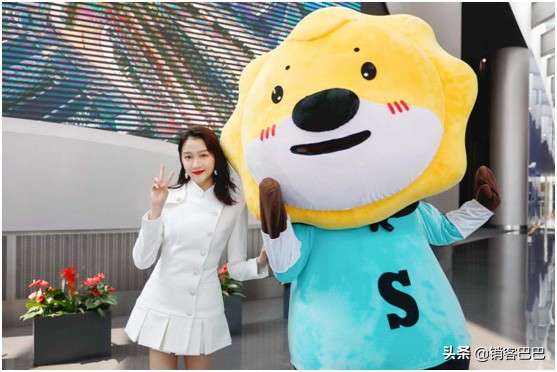 关晓彤在苏宁线下店,跟关晓彤合作的人