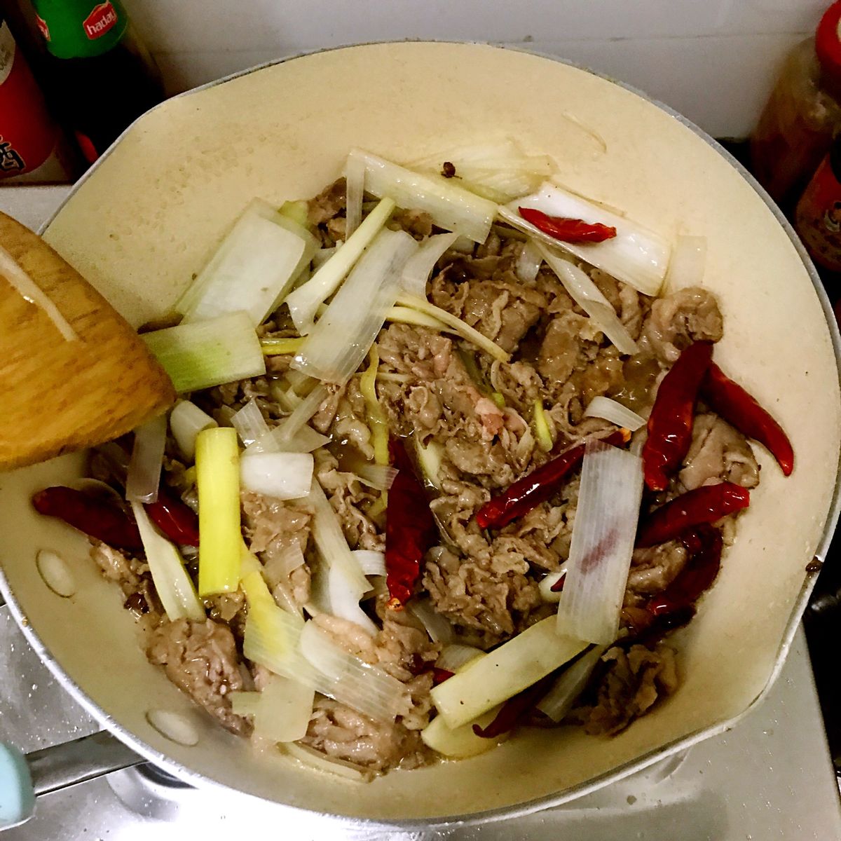 学做大葱炒羊肉,大葱羊肉炒什么好吃又简单