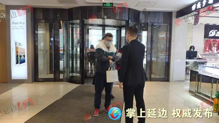 记者暗访疫情防控公共场所,记者暗访各单位疫情防控值班情况
