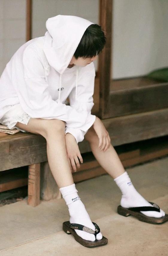 王俊凯长筒马靴写真,王俊凯穿长筒靴的照片