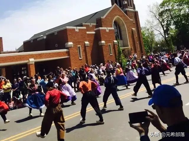 荷兰小镇郁金香盛开,荷兰小镇郁金香花海