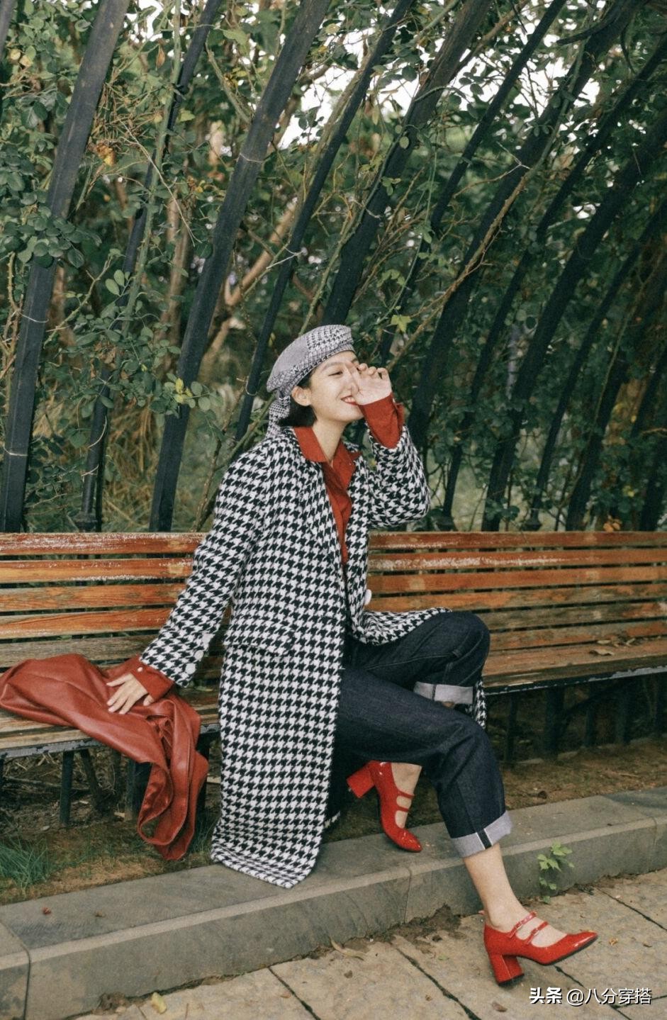 冬天“千鸟格大衣”怎么穿才高级？看看这些穿搭示范，保暖又显瘦