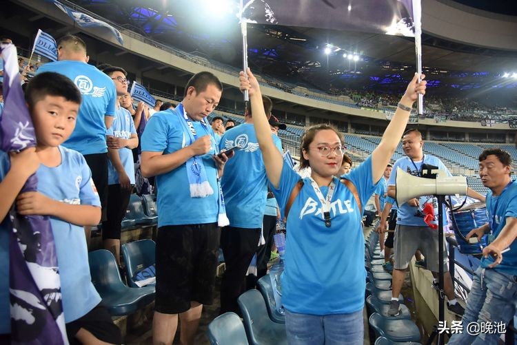 大连人对阵北京国安精彩回放,大连一方山东鲁能球迷助威