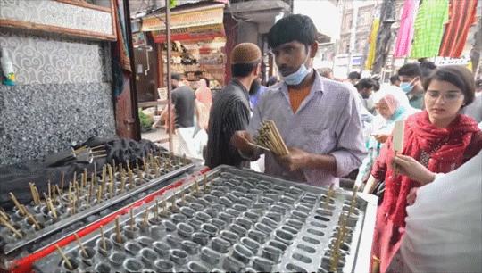 印度街头奇怪的不锈钢设备，看起来有点恶心，做的东西却卖疯了