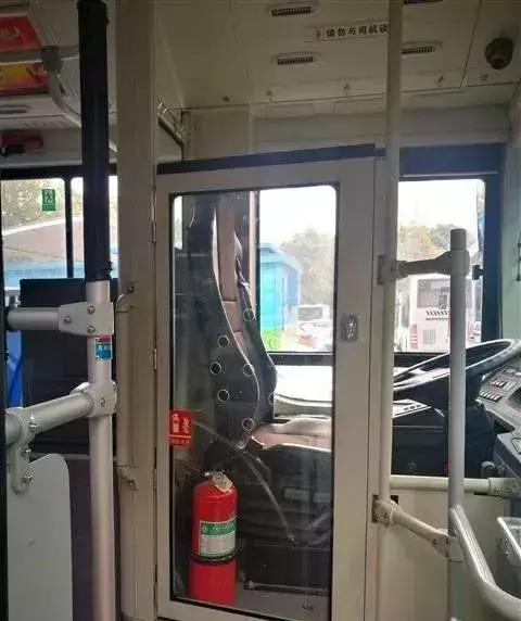 惊魂！公交车上，女子用围巾勒住司机脖子！绵阳公交马上这么做…