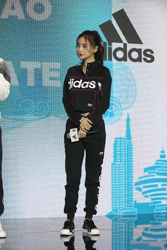 张钧甯穿白色运动服配黑运动裤帅气时尚很有型，运动服也能这么美