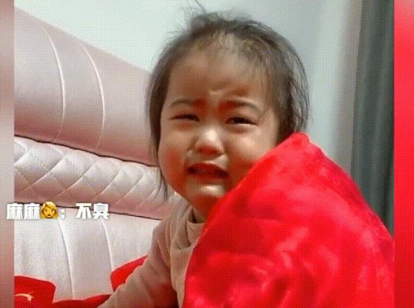 女儿哭诉“被窝太臭”走红网络，妈妈：我是第一个因为放屁成网红