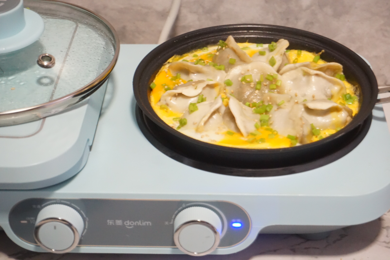 十分钟快手早餐鸡蛋饼,煎饺抱蛋的家常做法