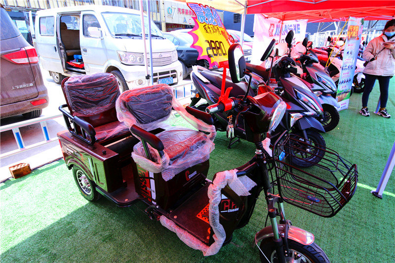 为了带老伴出去游玩方便两千多买了一辆两轮电动车